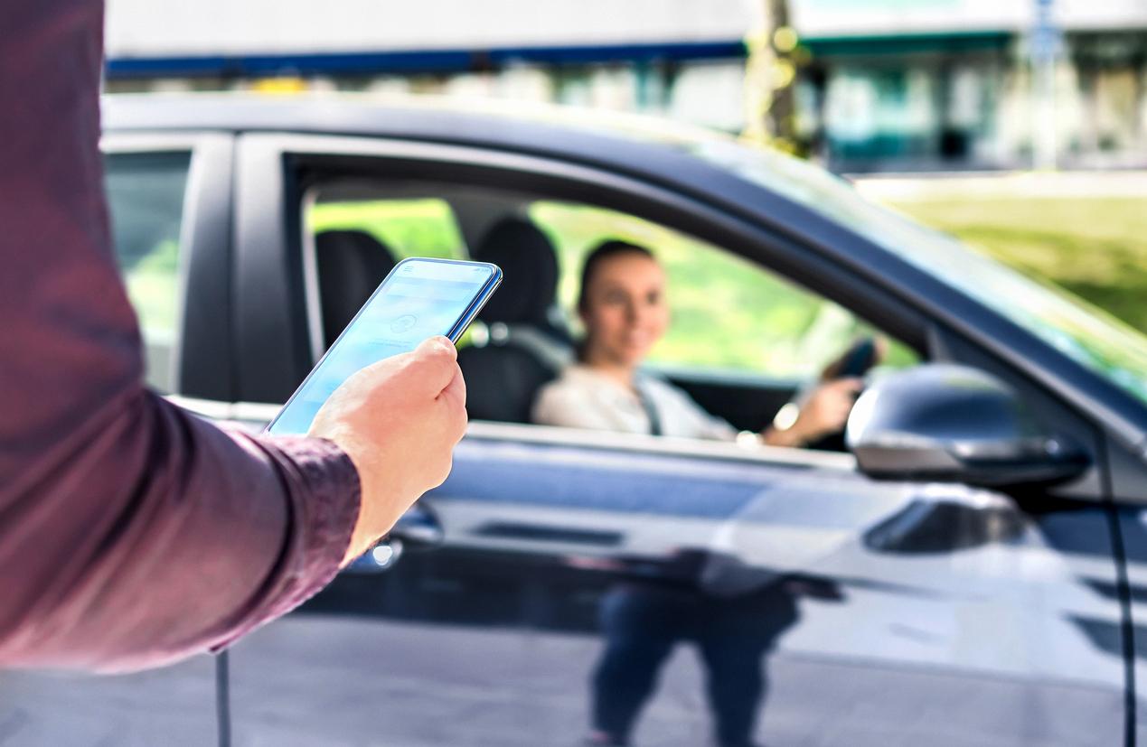 What You Need to Know About Springfield A person with a cellphone approaching an Uber driver sitting in their car